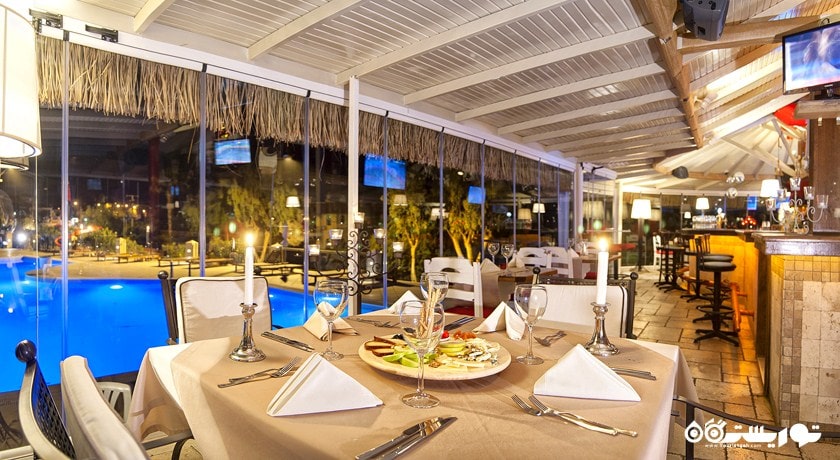 رستوران با چشم انداز استخر هتل